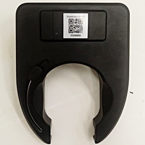 Cadeado digital da Loop, na cor preto, que é acoplado na parte traseira da bicicleta.